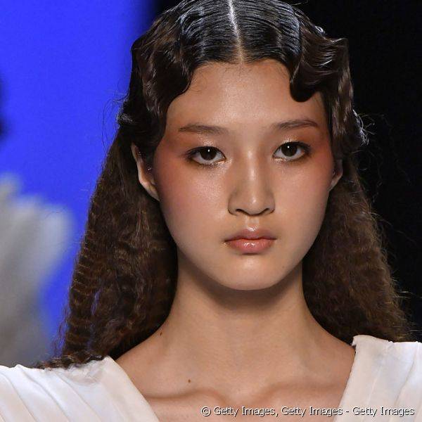 O blush marcadinho nas t?mporas e laterais do rosto foram tend?ncia no Paris Couture Week (Foto: Getty Images)